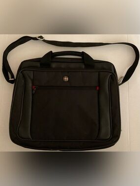 Wenger Swiss Tech Black Padded Laptop Messenger Bag 15x12